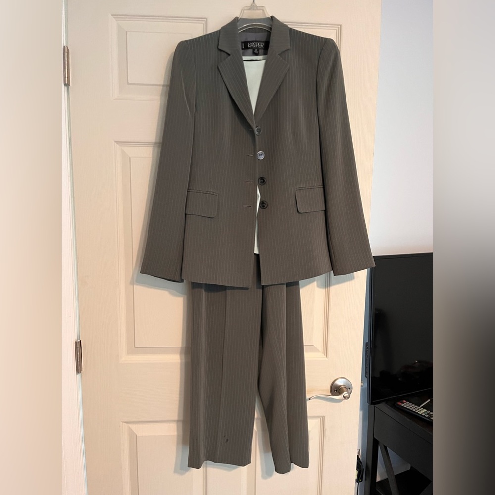 Kasper 2P Gray Pant Suit with Blouse